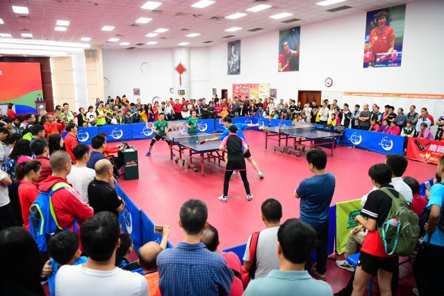 詹姆斯凌晨飞抵上海！现场画面曝光：球迷热情高呼LBJ+疯狂追车